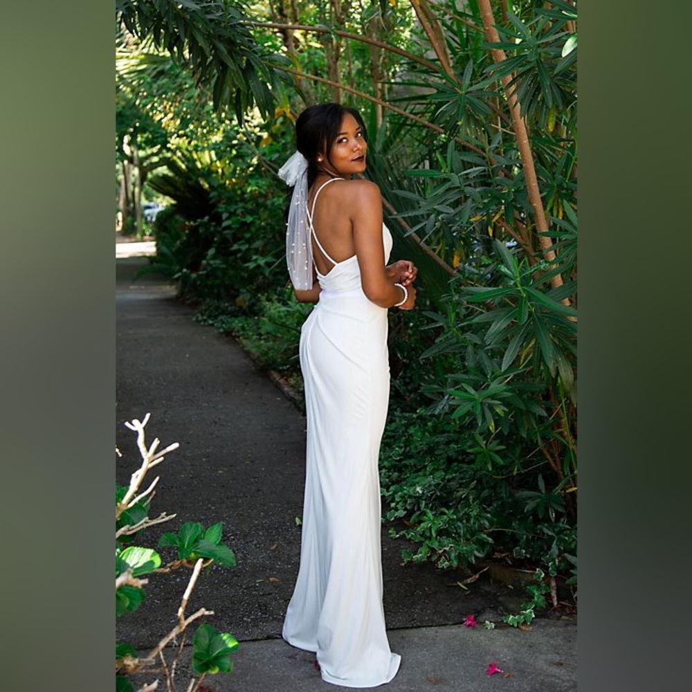 Elegant White Sleeveless Dress